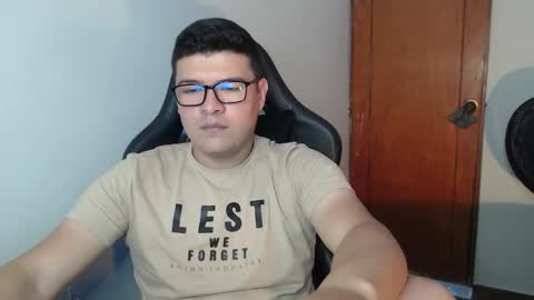 Snapshot of david_smit_ chatting on December 17, 6:58 pm david smit online show from December 17, 6:58 pm