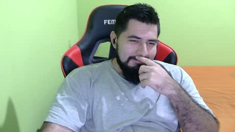 Snapshot of daviddelz chatting on December 19, 6:23 am David online show from December 19, 6:23 am