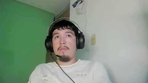 Snapshot of davidlasecuela chatting on February 14, 3:36 am DavidSkinny online show from February 14, 3:36 am