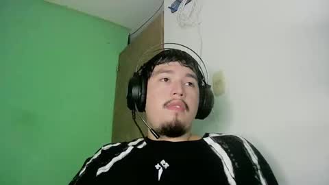 Snapshot of davidlasecuela chatting on February 15, 10:50 pm DavidSkinny online show from February 15, 10:50 pm