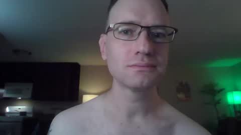 Snapshot of davidwilcox1982 chatting on December 17, 3:23 am Dave online show from December 17, 3:23 am