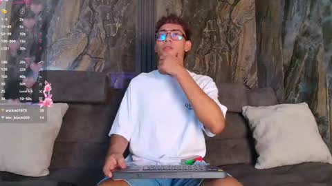 Snapshot of daviid_laid_ chatting on February 20, 6:59 am David online show from February 20, 6:59 am