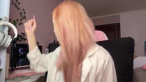 Maggie online show from April 26, 11:30 am