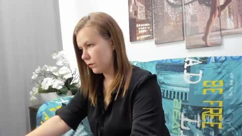 Snapshot of dear_hollyy chatting on May 13, 2:09 am Holly online show from May 13, 2:09 am