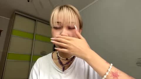 Snapshot of debbisomogye chatting on November 6, 9:43 am Azomi online show from November 6, 9:43 am