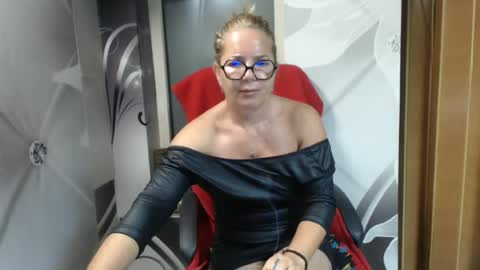 Snapshot of deepintoyourmind chatting on June 18, 2:45 am hi guys i m a cute milf i m here for good time and nice people pls be respectfool and enjoy me online show from June 18, 2:45 am