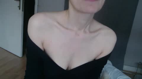 Snapshot of deessedivine chatting on October 19, 2:29 pm KamiDevi online show from October 19, 2:29 pm