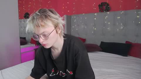 deficitt online show from December 25, 9:00 pm