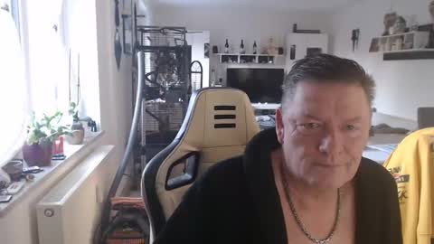 Snapshot of deinprinz2312 chatting on February 11, 7:12 am deinprinz2312 online show from February 11, 7:12 am