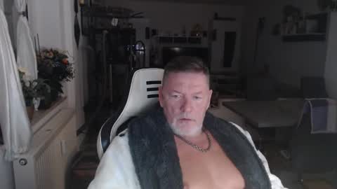 Snapshot of deinprinz2312 chatting on October 1, 5:02 am deinprinz2312 online show from October 1, 5:02 am