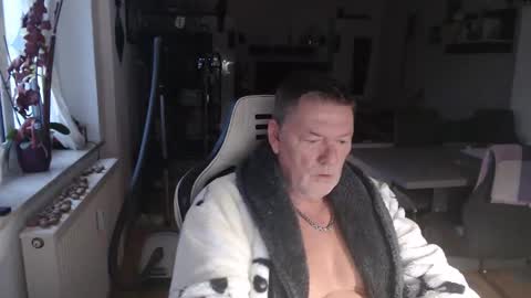 Snapshot of deinprinz2312 chatting on October 16, 5:41 am deinprinz2312 online show from October 16, 5:41 am