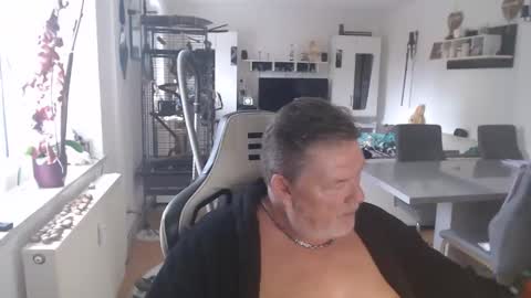 Snapshot of deinprinz2312 chatting on October 23, 9:52 am deinprinz2312 online show from October 23, 9:52 am