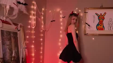 Snapshot of delcieodoherty chatting on October 31, 8:32 pm Adla online show from October 31, 8:32 pm