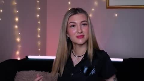 Snapshot of delcieodoherty chatting on November 27, 8:22 pm Adla online show from November 27, 8:22 pm