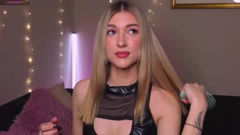 Snapshot of delcieodoherty chatting on December 3, 8:07 pm Adla online show from December 3, 8:07 pm