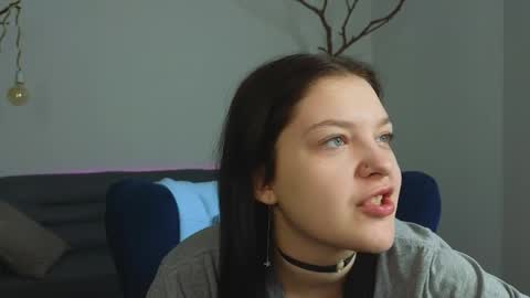 deliaeffy online show from March 25, 1:06 pm