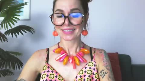 Snapshot of delilah_sweet chatting on June 24, 3:55 pm delilah_sweet online show from June 24, 3:55 pm