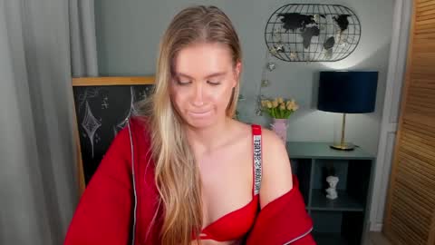 Snapshot of delinasis chatting on April 11, 7:45 am delinasis online show from April 11, 7:45 am