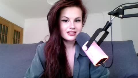 dellacrush_ online show from March 9, 3:05 pm