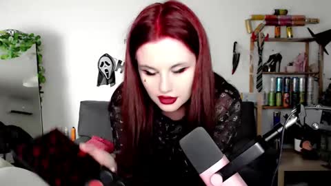 dellacrush_ online show from October 18, 5:25 pm