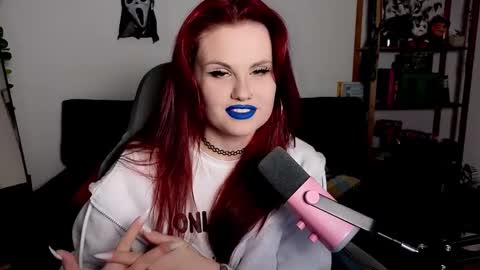 dellacrush_ online show from December 1, 6:02 pm