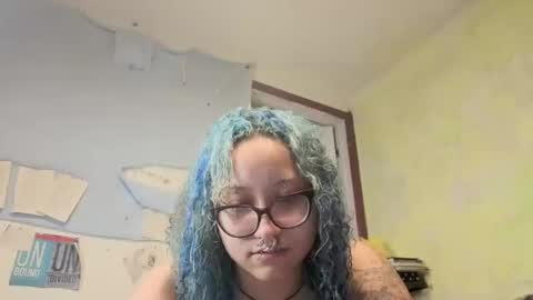 Snapshot of deluxxxeblu chatting on October 5, 6:12 am TankinBody online show from October 5, 6:12 am