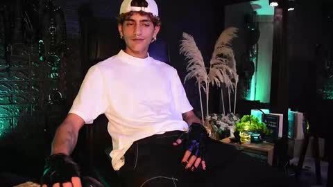 Snapshot of demonkush_ chatting on October 29, 9:05 pm DemonKush online show from October 29, 9:05 pm