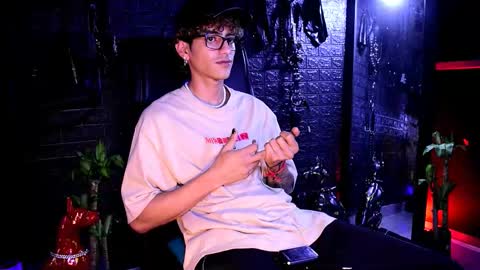 Snapshot of demonkush_ chatting on November 7, 3:06 am DemonKush online show from November 7, 3:06 am