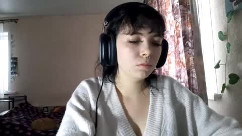 Snapshot of dennapriefert chatting on November 19, 7:08 am Aki online show from November 19, 7:08 am