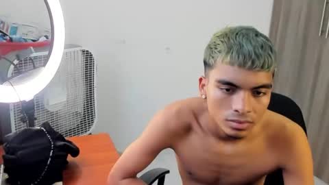 Snapshot of dereck_dosantos chatting on March 13, 10:38 pm dereck_dosantos online show from March 13, 10:38 pm