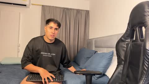 Dereck online show from December 6, 10:30 pm