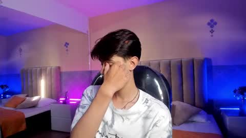 derek_sinn online show from April 16, 9:39 pm