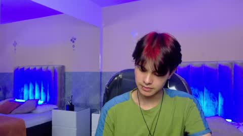 derek_sinn online show from June 3, 9:20 pm