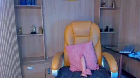 derek_voss online show from May 5, 1:19 pm