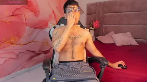 derek_voss online show from May 11, 12:44 pm