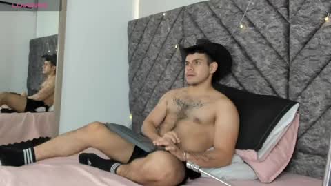 derek_voss online show from May 12, 1:52 pm