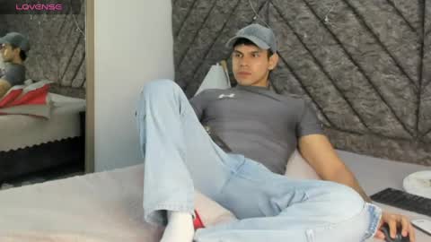 derek_voss online show from May 20, 12:33 pm
