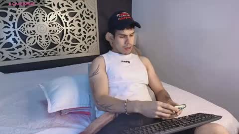 derek_voss online show from May 25, 12:44 pm