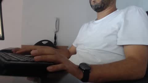 Snapshot of derrik_ chatting on December 4, 12:58 pm     online show from December 4, 12:58 pm
