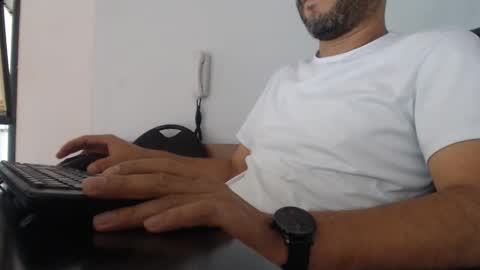 Snapshot of derrik_ chatting on December 4, 4:27 pm     online show from December 4, 4:27 pm