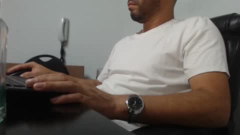 Snapshot of derrik_ chatting on December 6, 11:11 am     online show from December 6, 11:11 am