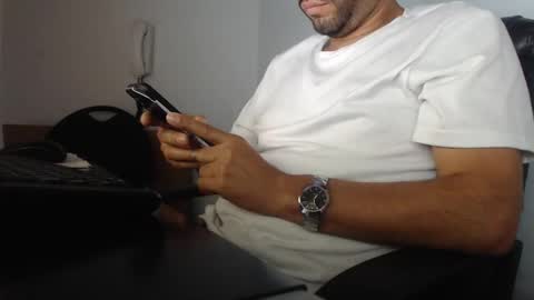 Snapshot of derrik_ chatting on December 7, 12:02 pm     online show from December 7, 12:02 pm