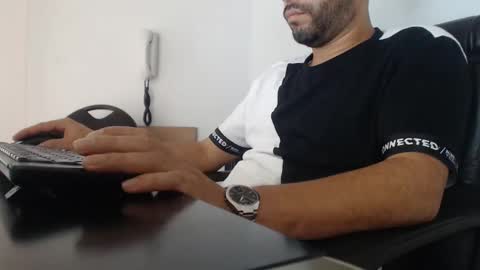 Snapshot of derrik_ chatting on December 10, 6:17 pm     online show from December 10, 6:17 pm