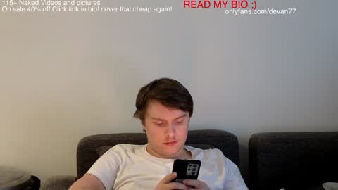 Snapshot of devantheplug chatting on December 12, 8:32 pm Devan online show from December 12, 8:32 pm