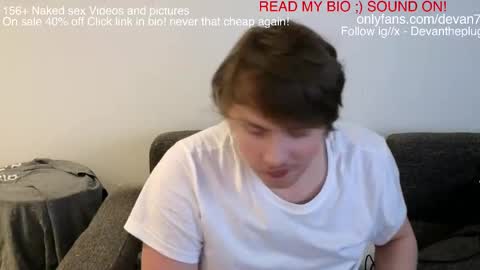 Snapshot of devantheplug chatting on March 3, 5:39 pm Devan online show from March 3, 5:39 pm