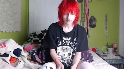 Snapshot of devilg1rl chatting on December 17, 1:11 am poutyangel online show from December 17, 1:11 am