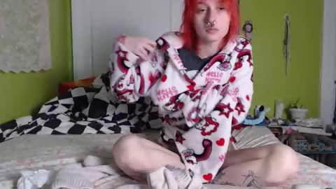 Snapshot of devilg1rl chatting on January 7, 1:41 am poutyangel online show from January 7, 1:41 am