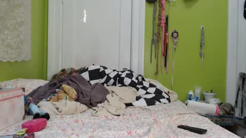 Snapshot of devilg1rl chatting on January 10, 11:09 pm poutyangel online show from January 10, 11:09 pm