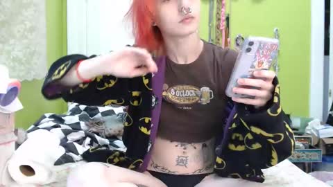 Snapshot of devilg1rl chatting on January 15, 9:29 pm poutyangel online show from January 15, 9:29 pm