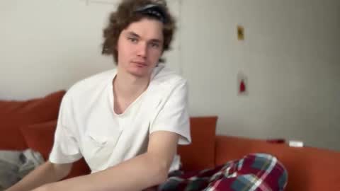 Snapshot of di_n_alex chatting on October 18, 9:43 am Di Alex online show from October 18, 9:43 am